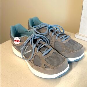 New Balance Women’s WW877 Silver Gray Suede Blue Mesh Walking Shoe / Size 9 (W)